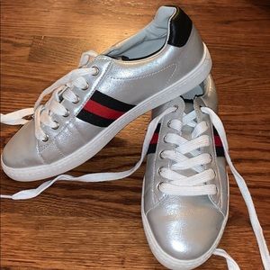 HOO sneakers with stripes